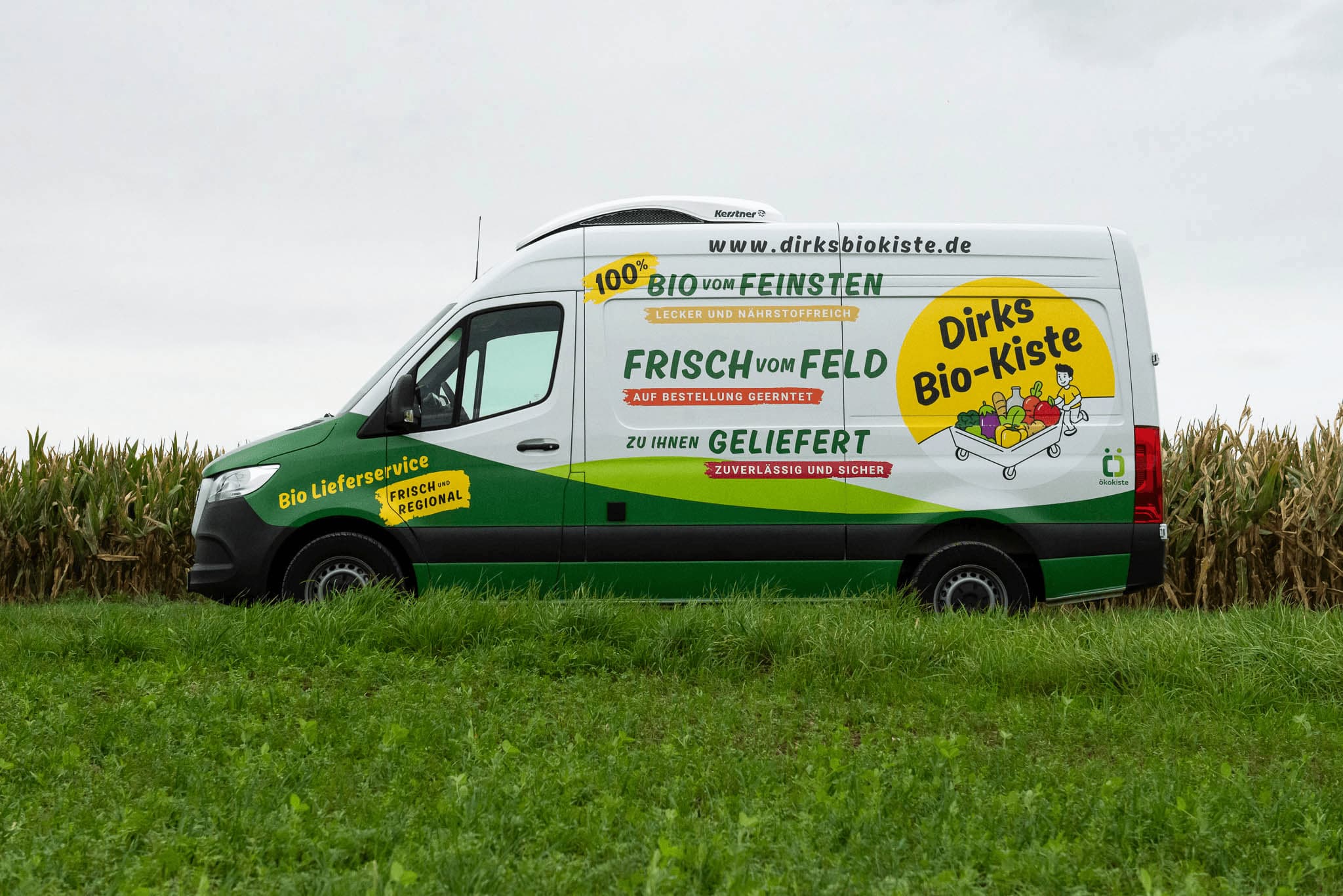 Frontansicht des Dirks Biokiste Lieferwagens, modernes Design für einen vertrauenswürdigen Bio-Lieferservice