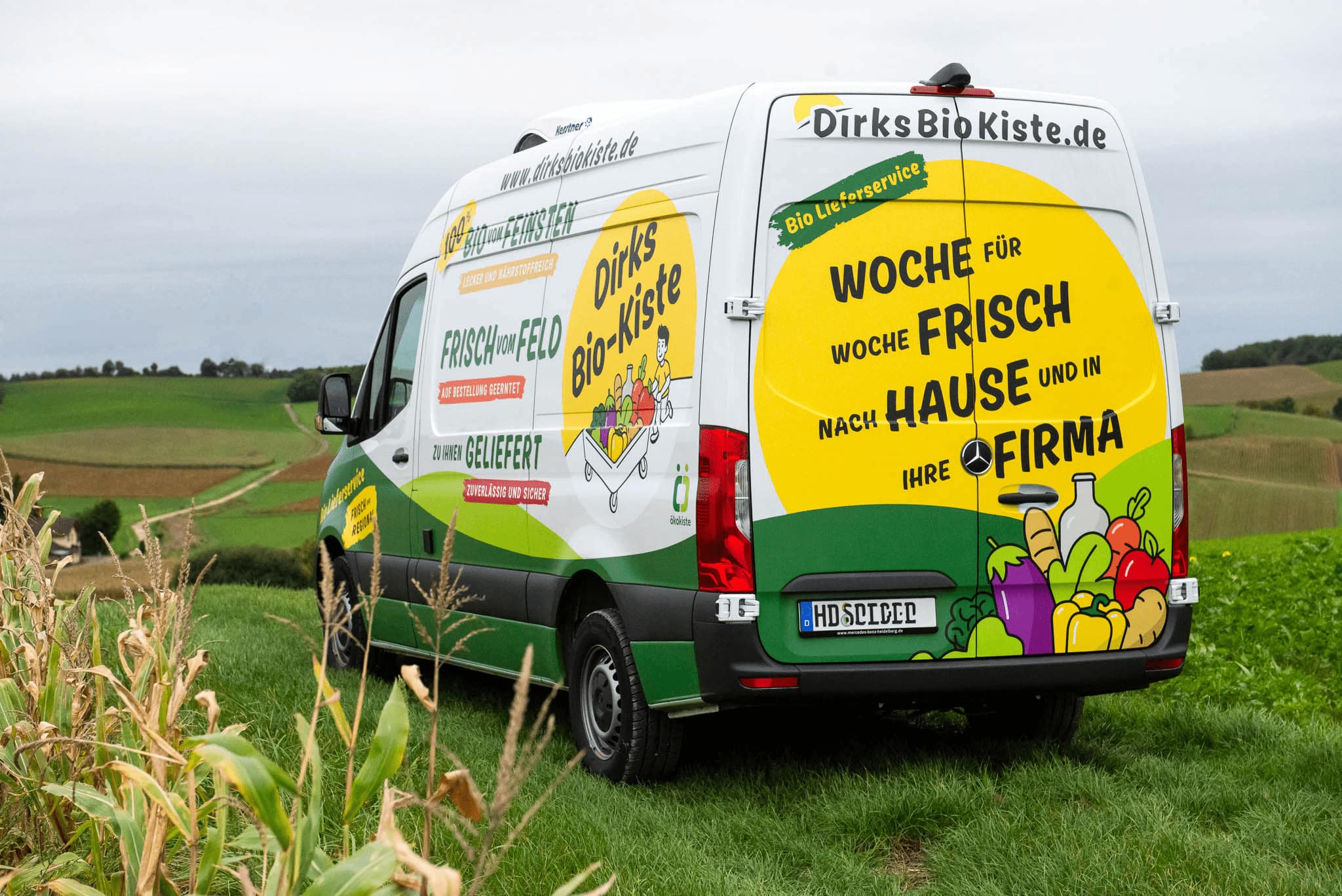 Rückseite des Dirks Biokiste Lieferwagens mit Logo, steht für schnelle und zuverlässige Bio-Lieferungen