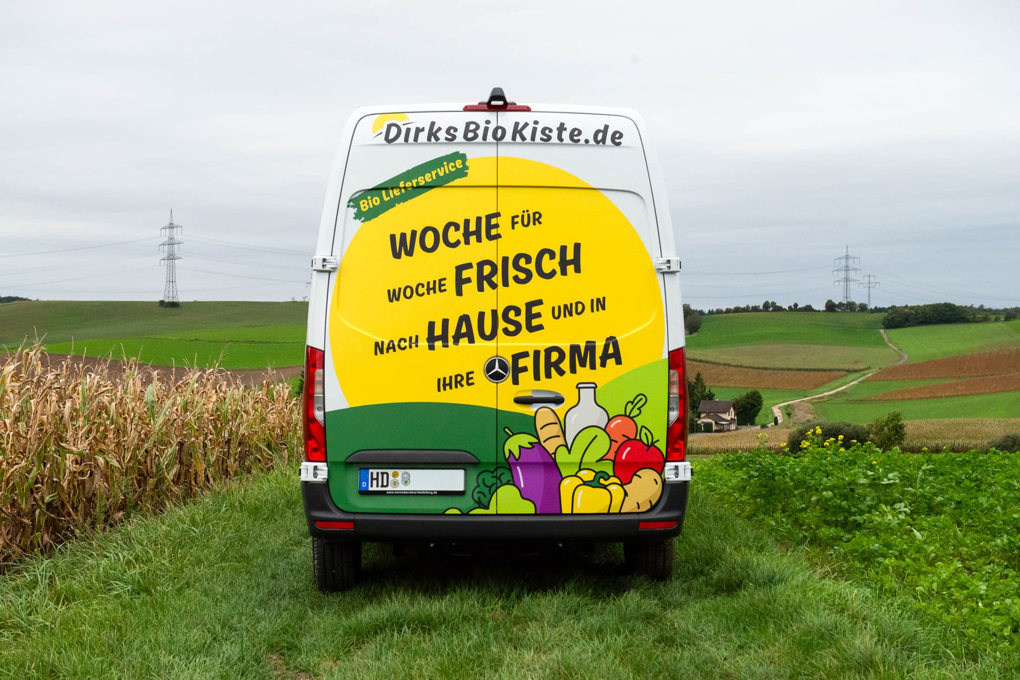 Rückseite des Dirks Biokiste Lieferwagens mit Logo, steht für schnelle und zuverlässige Bio-Lieferungen
