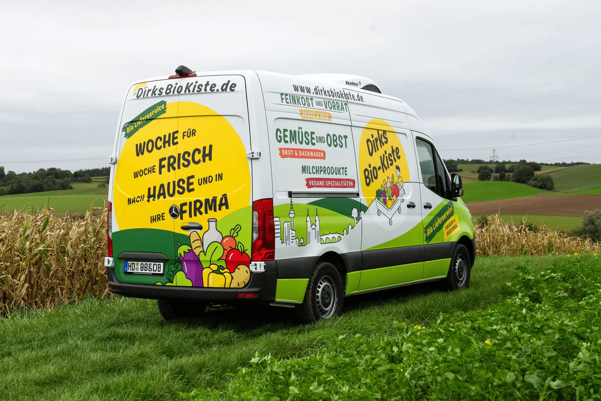 Rückseite des Dirks Biokiste Lieferwagens mit Logo, steht für schnelle und zuverlässige Bio-Lieferungen