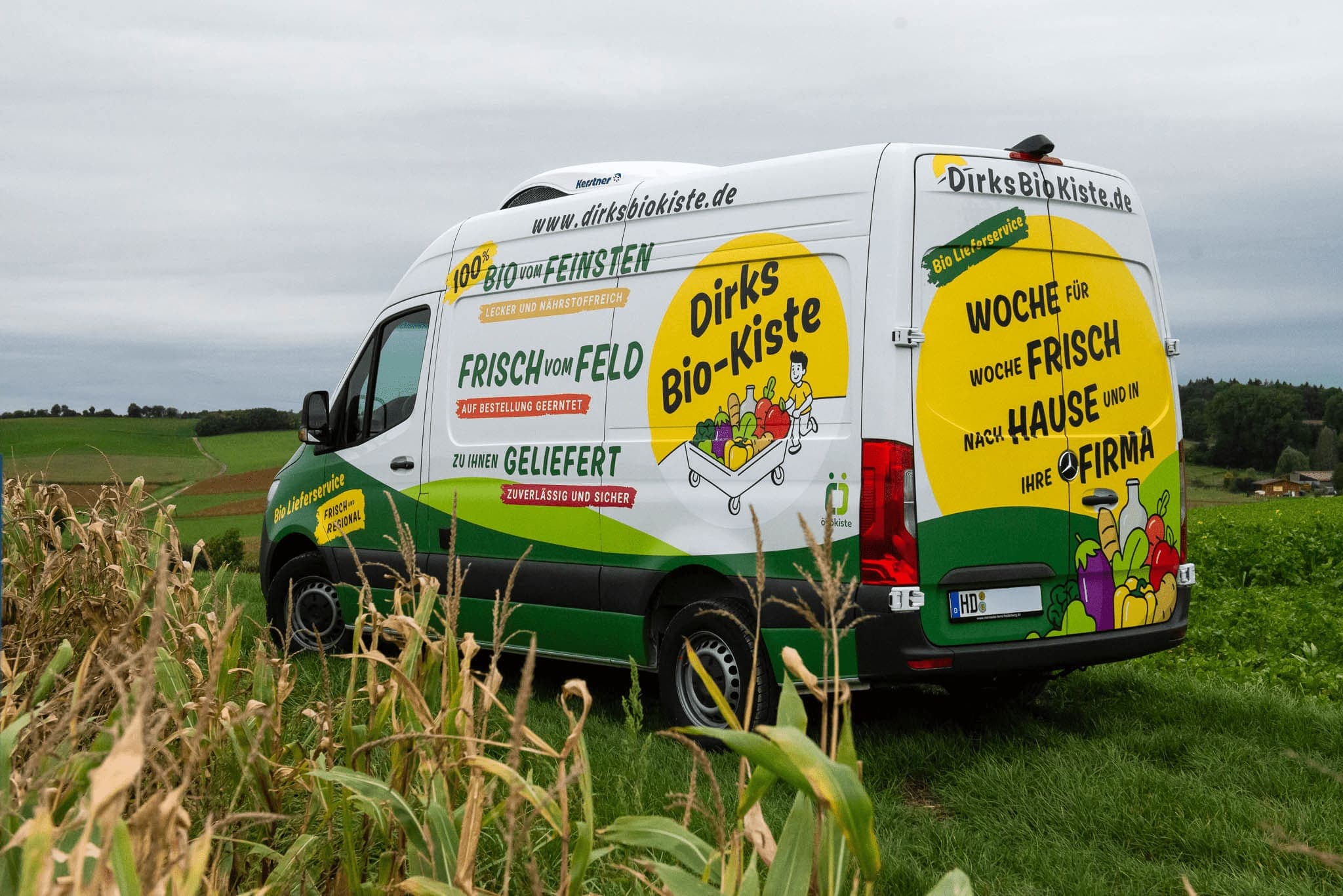 Dirks Biokiste Lieferwagen – Seitenansicht mit modernem Branding, Symbol für nachhaltige Bio-Lieferungen in der Region.